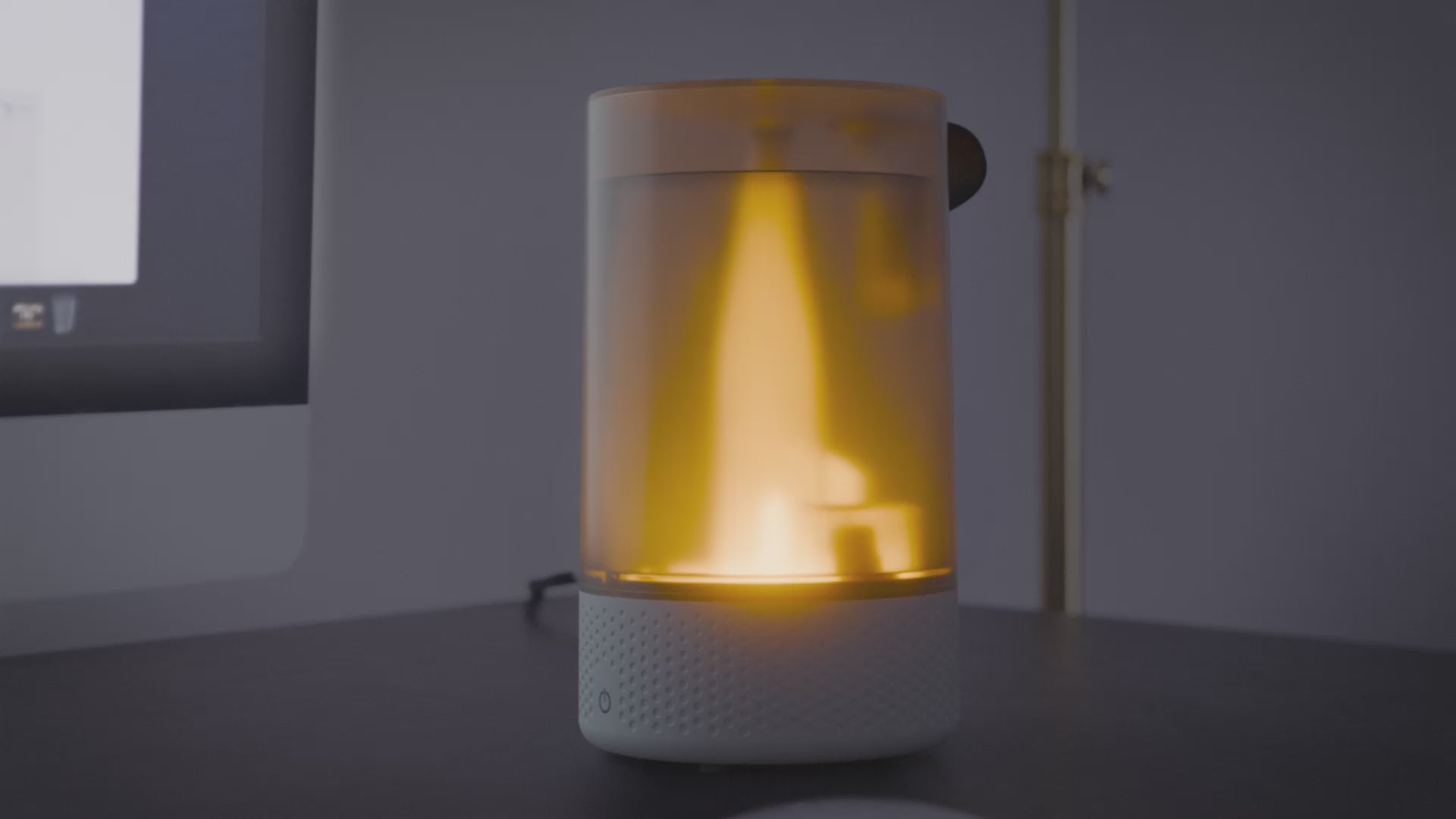 Product video showing the features of the Vornado Votiv 7 humidifier